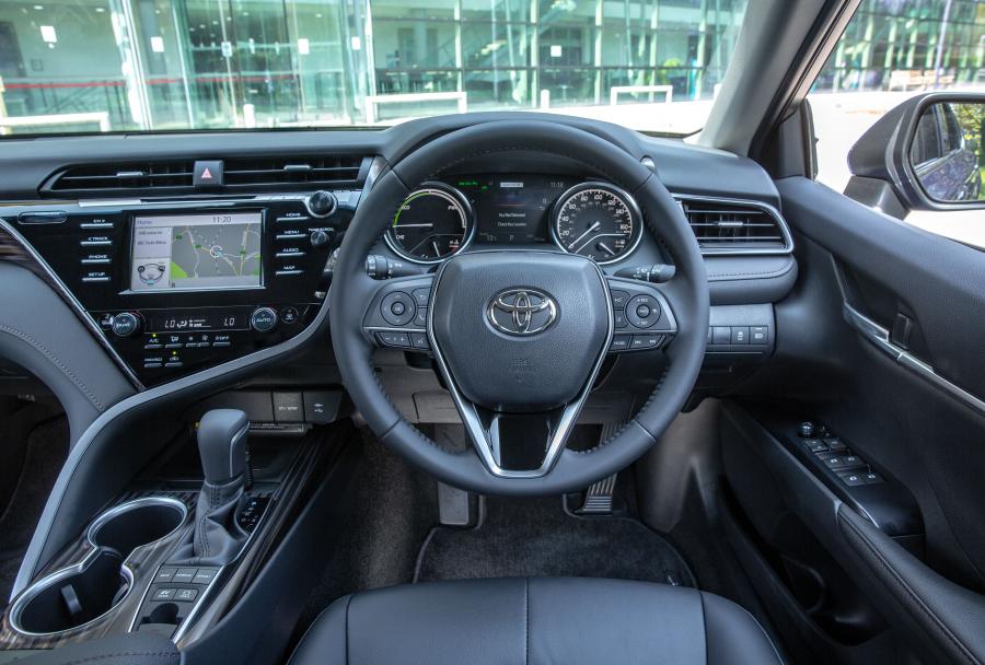Торпедо Toyota Camry Hybrid 2019 года  (UK) (фото 23 из 40)